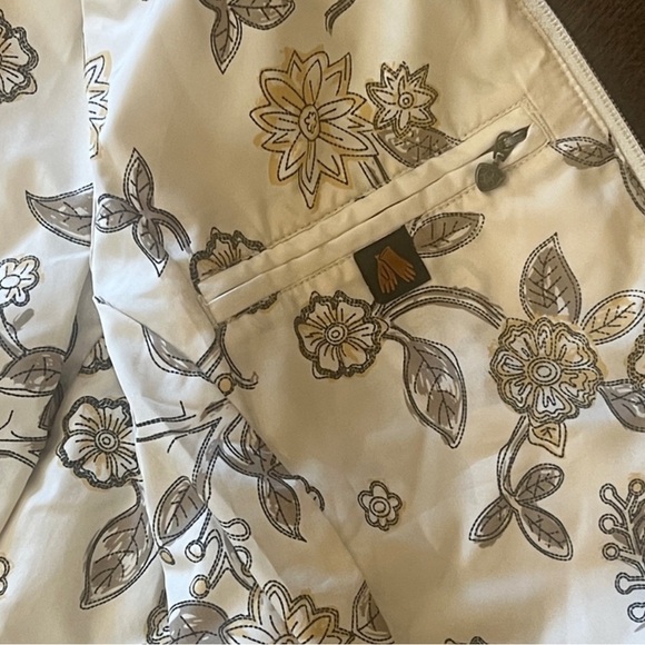 Beautiful Ariat quilted vest elegant cream! layering piece floral lining classic - Picture 7 of 10